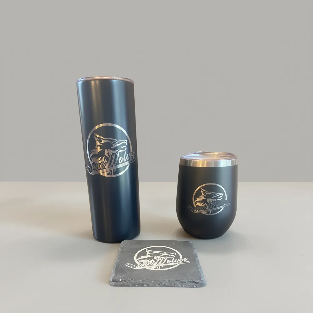 Ensemble de verres et sous-verre en ardoise assortis au même logo